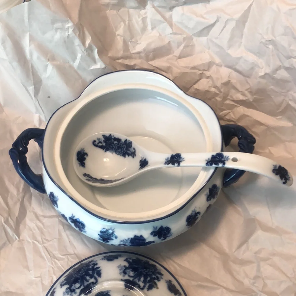 Vintage Chinese Blue & White Porcelain Soup Tureen w/Ladle approx 12.5x10”